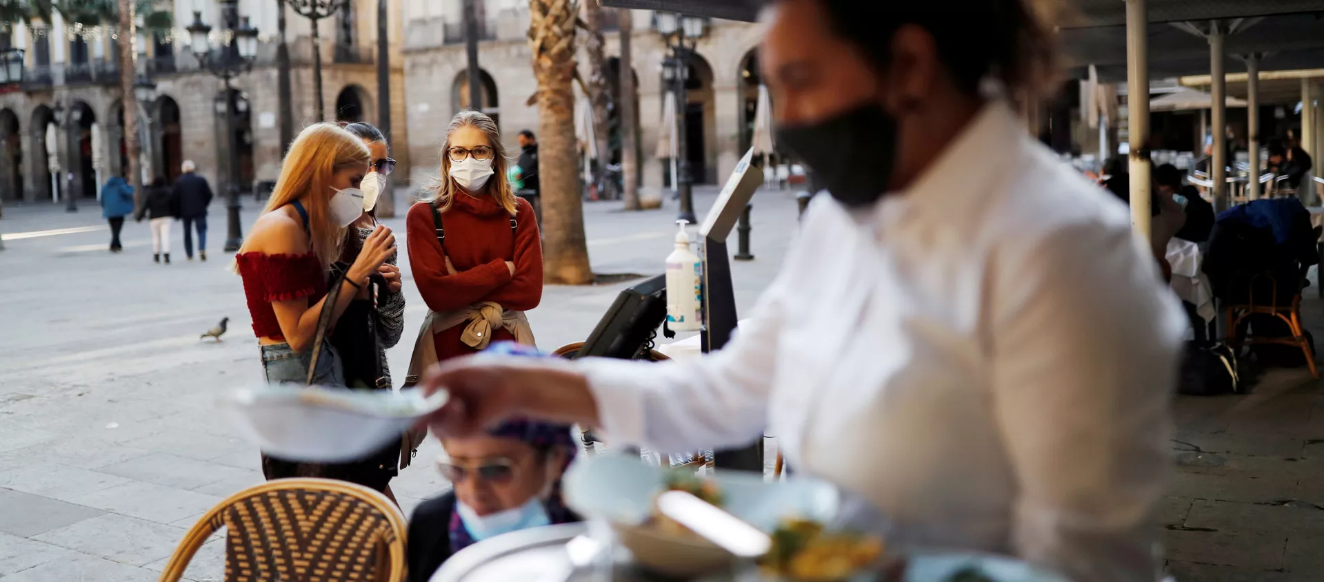 La gente en mascarillas en las calles de Barcelona La gente en mascarillas en las calles de Barcelona - Sputnik Mundo, 1920, 30.12.2020