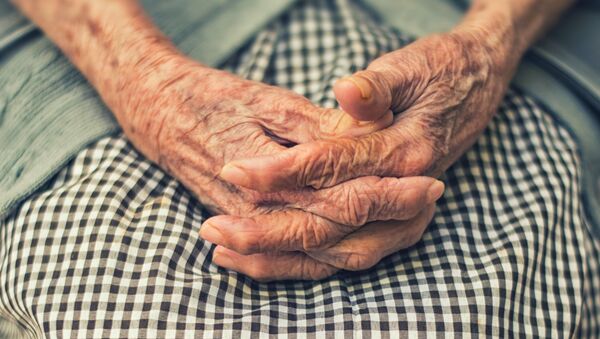 Las manos de una señora mayor - Sputnik Mundo