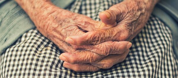 Las manos de una señora mayor - Sputnik Mundo