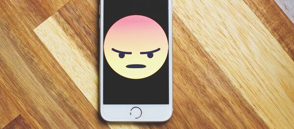 Un teléfono enfadado (imagen referencial) - Sputnik Mundo