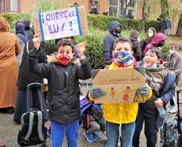 Concentración de vecinos de la Cañada Real en un colegio pidiendo electricidad - Sputnik Mundo