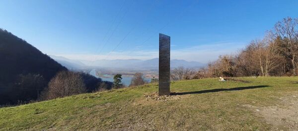 El misterioso objeto encontrado en unas montañas en Rumania - Sputnik Mundo