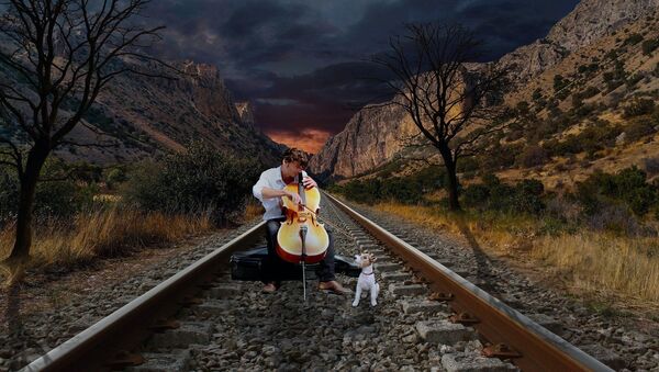 Imagen referencial de un amo tocando música para su perro - Sputnik Mundo