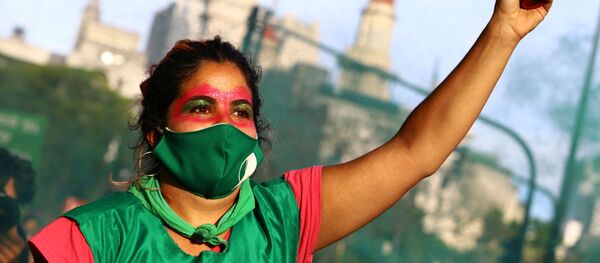 Manifestante a favor de la legalización del aborto en Argentina - Sputnik Mundo