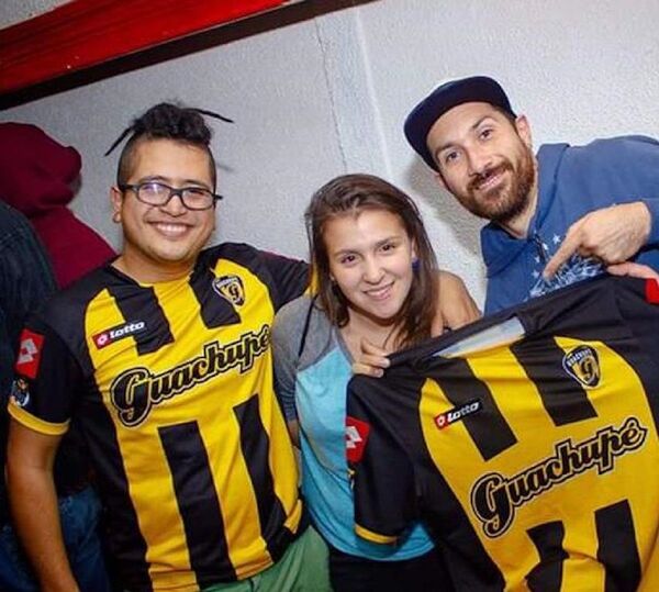 Omar (izquierda) junto a Daniela, su pareja - Sputnik Mundo