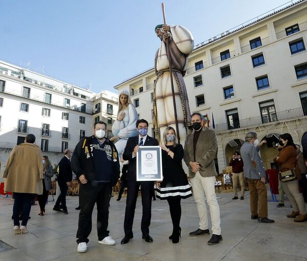 Autoridades posan con la certificación del Guinness World Records - Sputnik Mundo