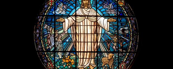 La representación de Jesús en un vitral de una iglesia - Sputnik Mundo