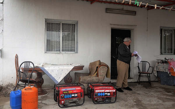 Un residente de la Cañada Real, barrio irregular de Madrid, con generadores de luz - Sputnik Mundo