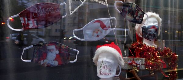 Unas mascarillas navideñas - Sputnik Mundo