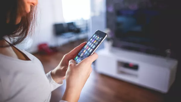 Una chica con un iPhone (imagen referencial) - Sputnik Mundo