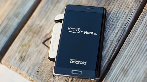 Un celular Samsun Galaxy Note Edge (imagen referencial) - Sputnik Mundo