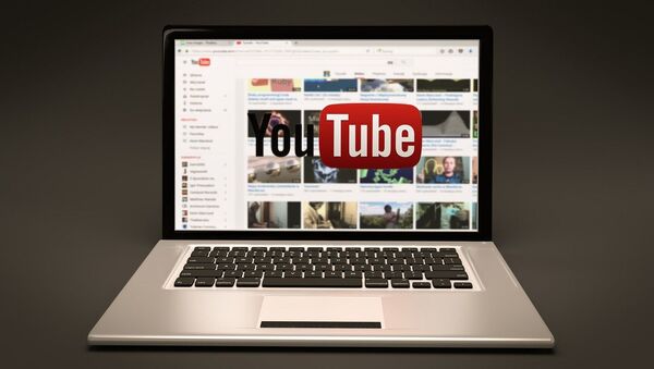 Computadora con YouTube - Sputnik Mundo