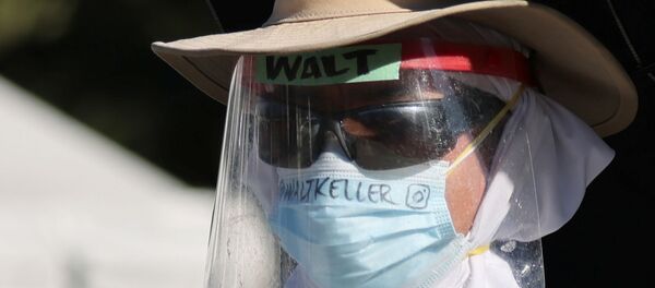 Una persona en mascarilla - Sputnik Mundo