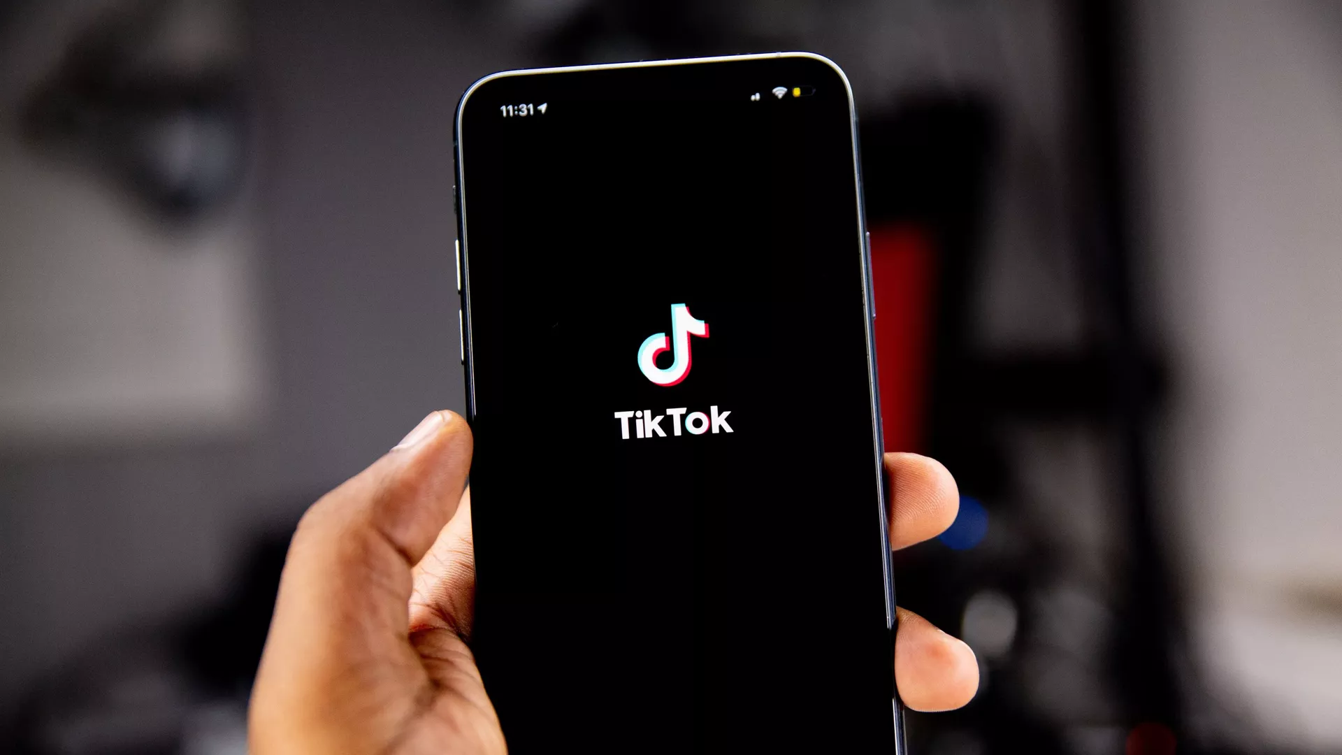 Una persona sostiene un teléfono en el que se ve el logo de TikTok - Sputnik Mundo, 1920, 20.01.2025