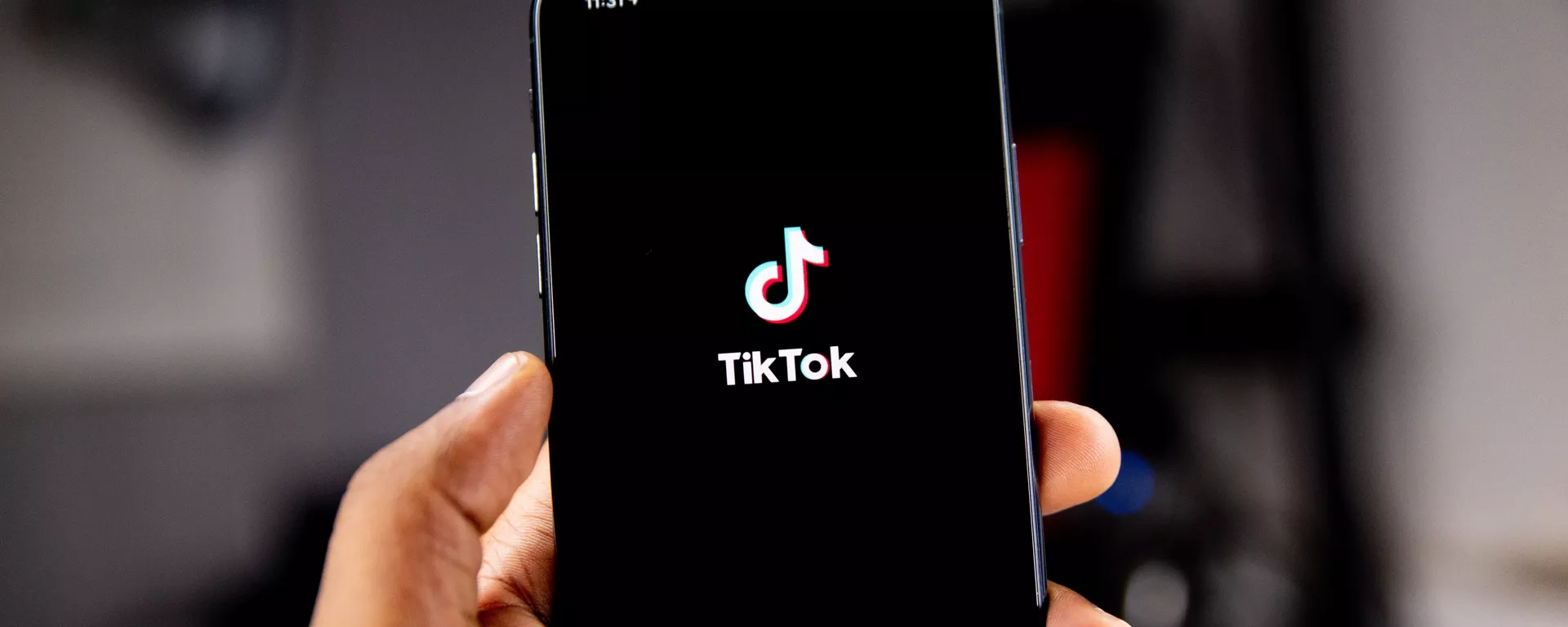 Una persona sostiene un teléfono en el que se ve el logo de TikTok Una persona sostiene un teléfono en el que se ve el logo de TikTok - Sputnik Mundo, 1920, 13.12.2021