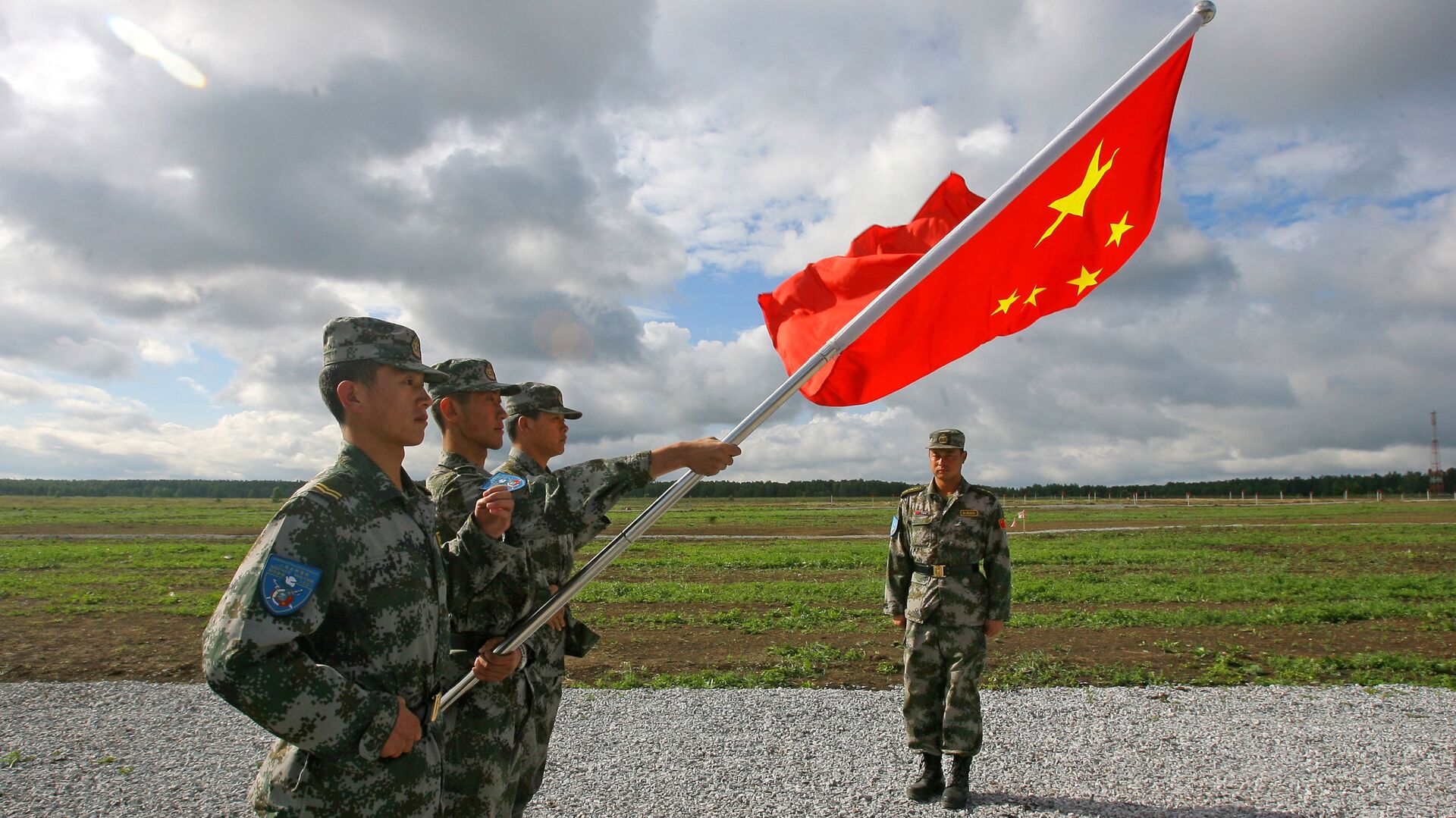 Militares del Ejército Popular de Liberación con la bandera de China Militares del Ejército Popular de Liberación con la bandera de China - Sputnik Mundo, 1920, 22.07.2022