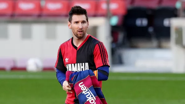 El futbolista argentino Lionel Messi con la camiseta de Newell's que utilizó Diego Maradona El futbolista argentino Lionel Messi con la camiseta de Newell's que utilizó Diego Maradona