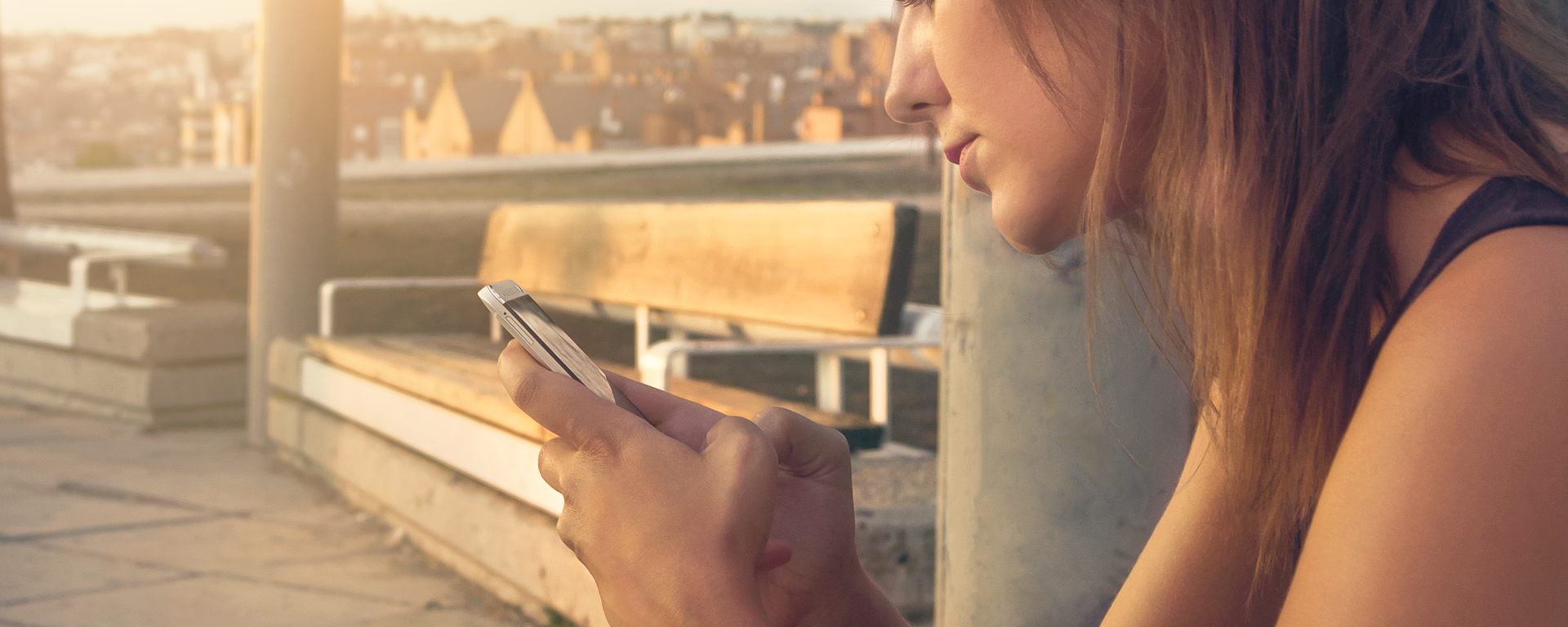 Una joven mira su teléfono, referencial - Sputnik Mundo, 1920, 07.04.2021