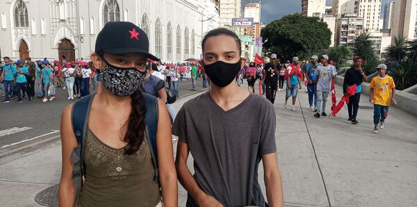 Inés Guzmán junto a su hijo en el acto de cierre de campaña - Sputnik Mundo