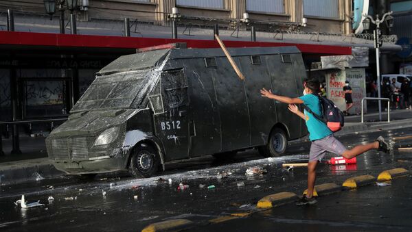 Участник протеста в Сантьяго, Чили - Sputnik Mundo