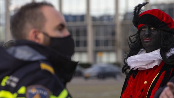 Hombre vestido como Pedrito Negro durante una manifestación en Breda, Países Bajos, el 14 de noviembre de 2020. - Sputnik Mundo