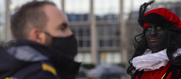 Hombre vestido como Pedrito Negro durante una manifestación en Breda, Países Bajos, el 14 de noviembre de 2020. - Sputnik Mundo