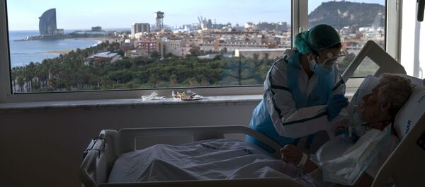 Enfermera alimenta a uno de sus pacientes en la sala COVID-19 del hospital del Mar en Barcelona. 18 de noviembre de 2020 Enfermera alimenta a uno de sus pacientes en la sala COVID-19 del hospital del Mar en Barcelona. 18 de noviembre de 2020 - Sputnik Mundo