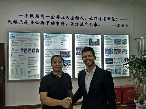 José María Ortega junto a un investigador de la Universidad de Chongqing - Sputnik Mundo