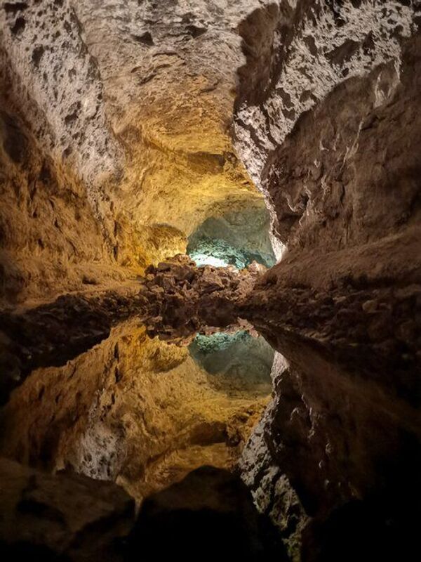 Ejemplo de tubo de lava en Lanzarote (Islas Canarias) - Sputnik Mundo