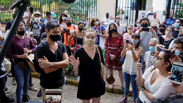 Unos manifestantes protestan frente al Ministerio de Cultura  - Sputnik Mundo
