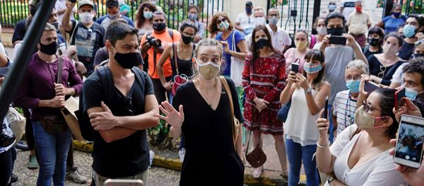 Unos manifestantes protestan frente al Ministerio de Cultura  - Sputnik Mundo