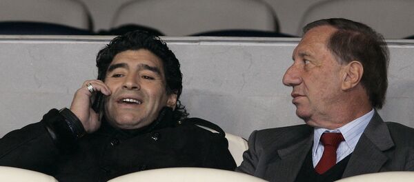Diego Maradona junto a Carlos Bilardo juntos en un estadio en 2008 - Sputnik Mundo