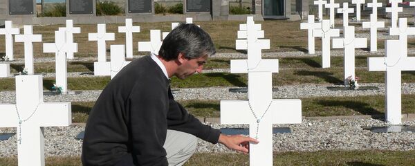 Julio Aro en el Cementerio de Darwin, Islas Malvinas - Sputnik Mundo