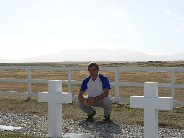 Julio Aro en el Cementerio de Darwin, Islas Malvinas Julio Aro en el Cementerio de Darwin, Islas Malvinas - Sputnik Mundo