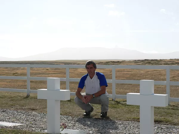 Julio Aro en el Cementerio de Darwin, Islas Malvinas Julio Aro en el Cementerio de Darwin, Islas Malvinas - Sputnik Mundo