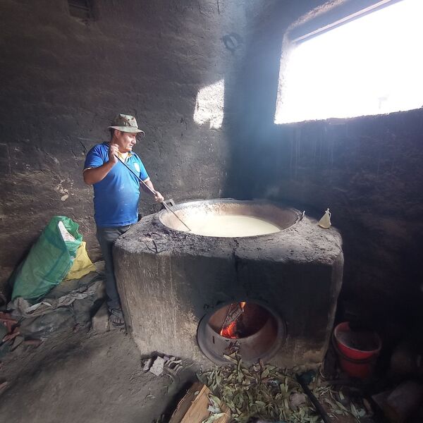 Don Rubén Camacho se levantó a las 3 AM para empezar el fuego con leña de eucalipto. Sobre un enorme disco de cobre, vertió decenas de litros de agua mezclada con harina de maíz - Sputnik Mundo