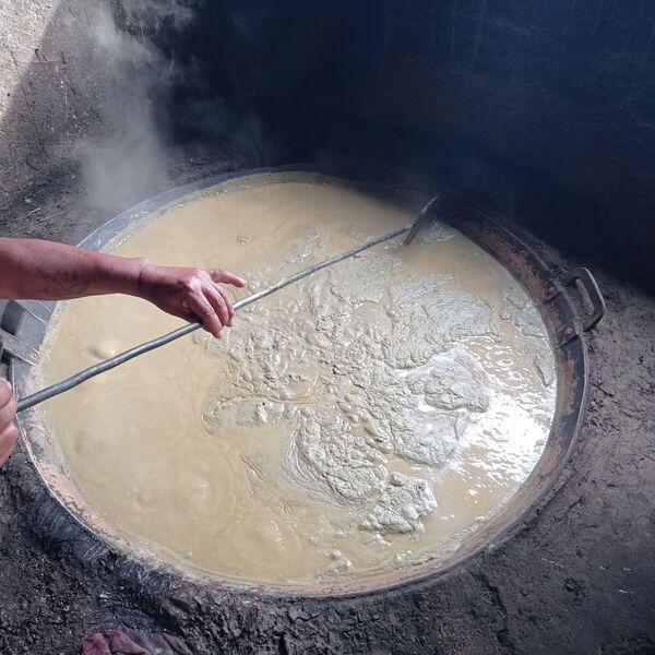 Sobre un fuego constante, Rubén Camacho tiene que revolver por dos días la mezcla de harina de maíz y agua, que es la base para la producción de la chicha - Sputnik Mundo