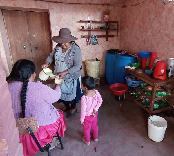 Doña Eulogia Montaño, chichera, sirve una tutuma a su vecina en Punata, Cochabamba - Sputnik Mundo