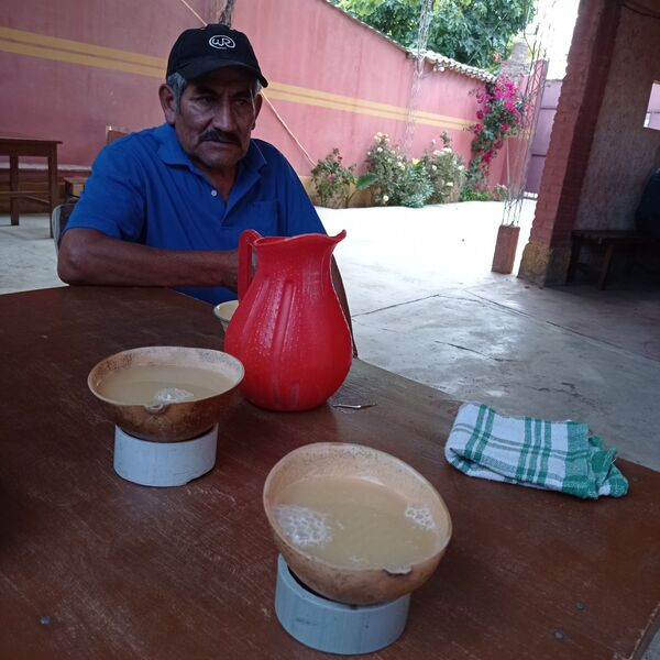 Hernán Montaño posa junto a un par de tutumas, donde se sirve la chicha - Sputnik Mundo