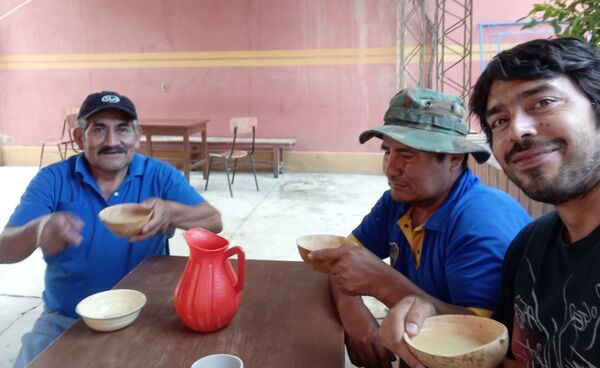 Don Hernán Montaño y Rubén Camacho comparten unas tutumas en la chichería de doña Eulogia, en Punata, junto al corresponsal de Sputnik - Sputnik Mundo