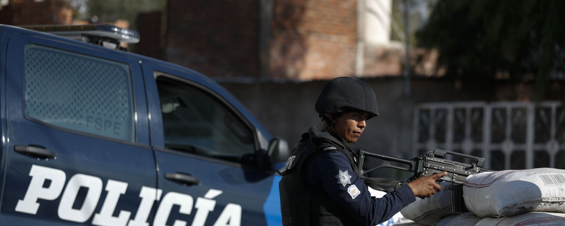  Un policía mexicano está de guardia detrás de un parapeto de sacos con arena en México - Sputnik Mundo, 1920, 12.08.2021