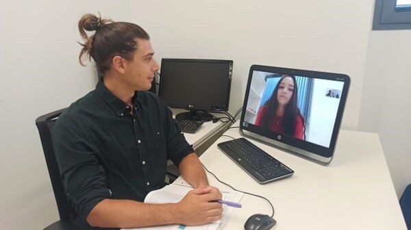 José Puertas atiende a una embarazada - Sputnik Mundo