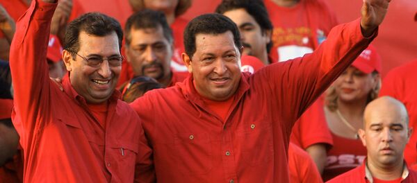 El embajador de Venezuela en Cuba, Adán Chávez, con su hermano Hugo Chavez - Sputnik Mundo