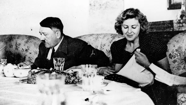 El líder nazi Adolf Hitler y su amante Eva Braun durante un almuerzo El líder nazi Adolf Hitler y su amante Eva Braun durante un almuerzo - Sputnik Mundo