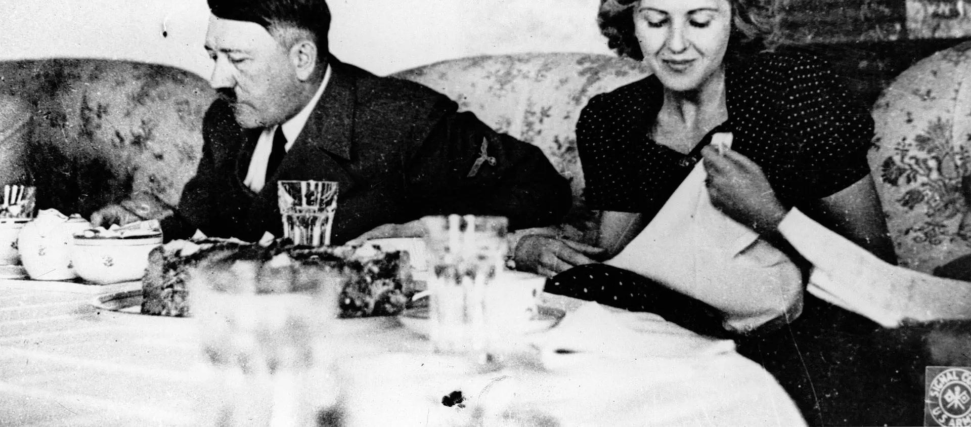 El líder nazi Adolf Hitler y su amante Eva Braun durante un almuerzo El líder nazi Adolf Hitler y su amante Eva Braun durante un almuerzo - Sputnik Mundo, 1920, 06.12.2020