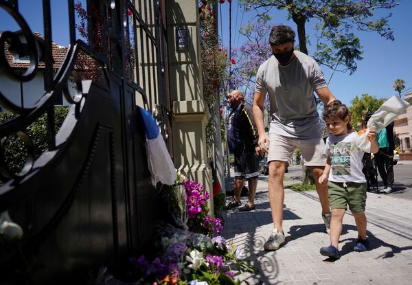 Los uruguayos dejan flores frente a la casa de Tabaré Vázquez Los uruguayos dejan flores frente a la casa de Tabaré Vázquez - Sputnik Mundo