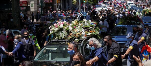 Cientos de personas acompañan el cortejo fúnebre del expresidente uruguayo Tabaré Vázquez - Sputnik Mundo