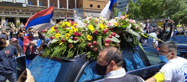 Coche con los restos del expresidente uruguayo Tabaré Vázquez durante el cortejo fúnebre - Sputnik Mundo
