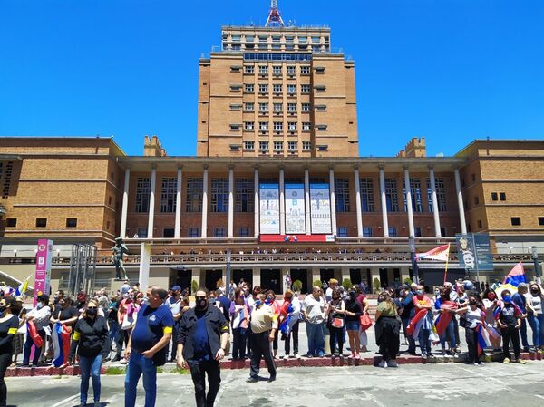 Militantes aguardando el paso del cortejo fúnebre frente a la Intendencia de Montevideo - Sputnik Mundo