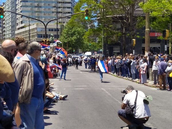 Militantes formados alrededor de la calle por donde comenzaría el cortejo fúnebre de Tabaré Vázquez - Sputnik Mundo